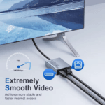 USB-C netwerkadapter aangesloten op TV voor extreem soepele video streaming via ethernet