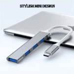Slanke zilveren USB-C naar 4-poorts USB splitter op laptop