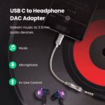 Smartphone streamt muziek via de DAC adapter naar professionele oortjes op een vinylplaat achtergrond