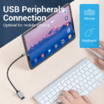 Tablet met muis en toetsenbord via USB-C adapter voor kantoorwerk