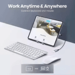 iPad tablet verbonden met muis en toetsenbord via USB-C adapter op bureau