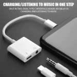 Smartphone verbonden met witte 3.5mm audio en oplaad splitter zonder vertraging