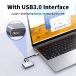 USB-stick aangesloten op de UnnLink USB-C hub poort met laptop op de achtergrond