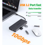 USB-C hub verbonden met laptop die een overdrachtssnelheid van 10Gbps via de USB 3.2 poort demonstreert.