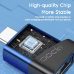 Interne weergave van de slimme chip in de blauwe USB-C adapterbehuizing
