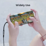 Gamer speelt op smartphone met aangesloten USB-C audio dongle