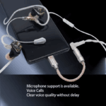 CX-PRO DAC dongle verbonden met in-ear monitoren en smartphone voor heldere gesprekken