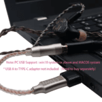 Audio adapter aangesloten op laptop USB-C poort met tekst over Windows 10 en MacOS ondersteuning