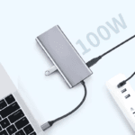 USB-C docking station 100W PD in gebruik om een laptop via de adapter snel van stroom te voorzien.
