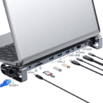 USB-C docking station in gebruik als een ergonomische laptop standaard, met aangesloten kabels voor RJ45, HDMI, USB 3.0 en 100W PD.
