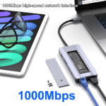 USB-C hub met een geopende M.2 SSD behuizing en een aangesloten 1000Mbps Gigabit RJ45 netwerkkabel