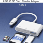 Close-up van de witte adapter die de drie ingangen toont: TF, SD en USB-A