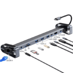 USB-C docking station met uitgebreide connectiviteitsopties, waarop diverse USB-drives, een netwerkkabel en audio-apparatuur worden aangesloten.