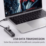 MacBook Pro met aangesloten grijze USB-C hub, tekst "Solve the problem of insufficient computer ports"