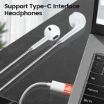 Type-C oortjes verbonden met laptop via oranje adapter