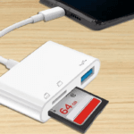 Witte kaartlezer aangesloten op een smartphone met een 64GB SD-kaart erin