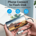 Smartphone verbonden met USB-stick via OTG kabel voor films