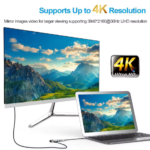 Laptop verbonden met extern scherm via USB-C hub HDMI poort met 4K resolutie