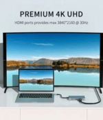 USB-C naar HDMI 4K adapter verbonden met een laptop en een grote gebogen televisie voor een premium kijkervaring.