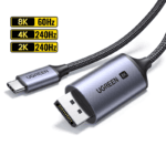 Close-up van de Ugreen USB-C en DisplayPort connectoren met vermelding van 8K 60Hz en 4K 240Hz specs.