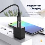 Telefoon aangesloten op lader via zwarte adapter 10A 240W