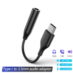 Geïsoleerde zwarte USB-C naar 3.5mm jack adapter met iconen voor bellen, muziek en universele pasvorm