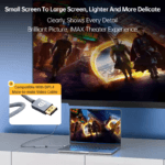 Laptop streamt een film (Doctor Strange) naar een groot scherm via de adapter, met de tekst "Small Screen To Large Screen".