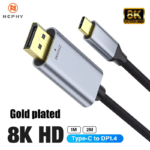 Close-up van de vergulde USB-C en DisplayPort stekkers met '8K 60Hz' tekst erop