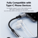 Witte oortjes aangesloten op smartphone via Toocki USB-C adapter lifestyle