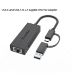 Zwarte uitvoering van de Wavlink adapter, toont duidelijk de geperforeerde zijkanten voor koeling en de dubbele stekker