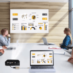 Vergaderruimte setting waar een laptop via USB-C adapter is verbonden met een projector voor grafieken