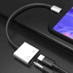Strakke zilveren USB-C audio en oplaad adapter aangesloten op tablet