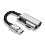 Zilverkleurige USB-C naar 3.5mm en oplaad adapter vrijstaand