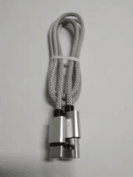 Echte foto van de zilver-wit gevlochten USB kabel met zilveren aluminium connectoren