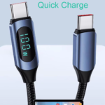 Detailopname van de twee blauwe USB-C connectoren met "Quick Charge" tekst en een ingebouwd LED-scherm.