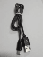 Foto van de zwarte gevlochten USB-A naar USB-C kabel met zwarte connectoren