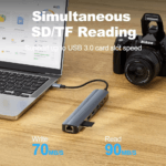 Laptop en camera naast de hub, waarbij wordt getoond dat SD en TF kaarten gelijktijdig gelezen kunnen worden met hoge snelheid.