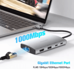 Laptop met een racegame op het scherm, verbonden met bekabeld internet via de 1000Mbps RJ45-poort van de hub.