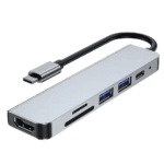 Schuin aanzicht van de grijze 6-in-1 USB-C hub met zwarte kabel, tonend het slanke aluminium ontwerp.