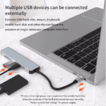 Laptop aangesloten op diverse USB-apparaten zoals een flash drive, externe harde schijf en muis via de hub.